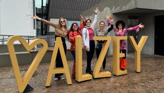 Team der Tourist Information am Fotopoint Alzey in Faschingskostümen