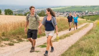 Eine Radfahrerin auf einem Wirtschaftsweg