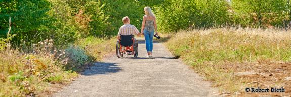 Ein Rollstuhlfahrer und sein Parterin gehen spazieren - Foto von Robert Dieth