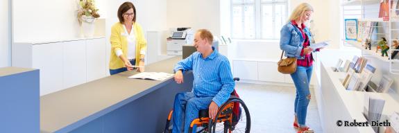 Beratung in der Tourist Information - Foto von Robert Dieth