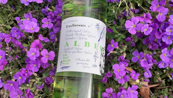 Flasche Wein mit Blumen