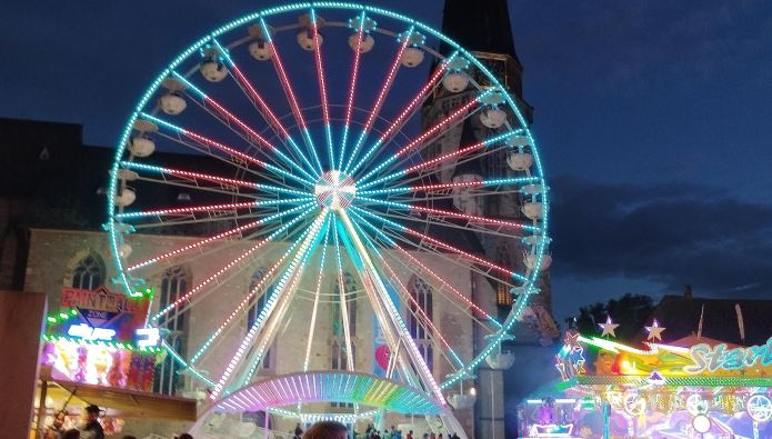 Riesenrad vor Nikolaikirche