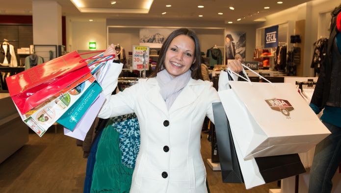 Frau mit Einkaufstüten