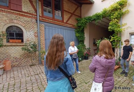 Gruppe bei einer Ortsführung in Flonheim - Foto von TI Alzey