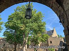 Torbogen und Lampe Alzeyer Schloss