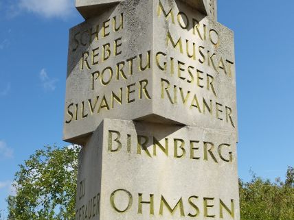 Stele am Alzeyer Kunst- und Kulturwanderweg