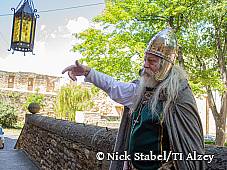 Gästeführer im Kostüm des Merowingers Becchilchar