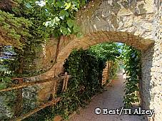 Bogen in Sandsteinmauer Albig