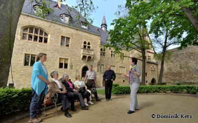 Gästegruppe bei Führung im Innenhof des Alzeyer Schlosses - Foto von Dominik Ketz