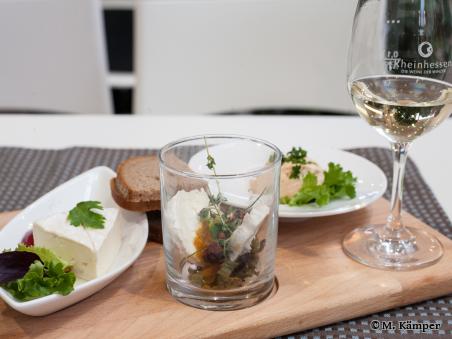 Auswahl an Käse, Brot und Aufstrich - Foto von M. Kämper