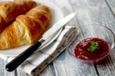 Croissants mit Marmelade