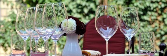 Festlich gedeckter Tisch mit Weingläsern und Blumenschmuck - Foto von Uwe Feuerbach