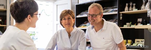 Beratung für ein Ehepaar in der Tourist Information Alzeyer Land - Foto von Dominik Ketz