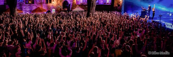 Menschen im Schlosshof beim Konzert - Foto von Kibo Media