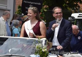 Bürgermeister der Verbandsgemeinde mit Weinmajestäten in der Kutsche - Foto von VG Alzey-Land