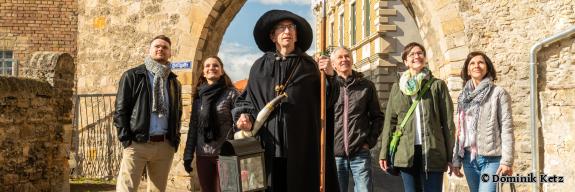 Gruppe von Gästen mit dem Nachtwächter  - Foto von Dominik Ketz