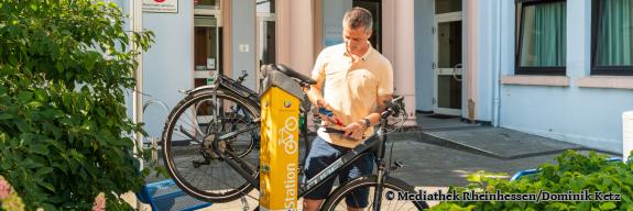 Mann an einer Radservicestation - Foto von Mediathek Rheinhessen/Dominik Ketz