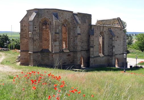 Ruine Bellerkirchemit blauem Himmel