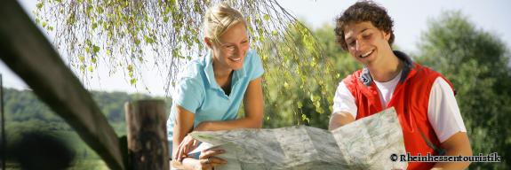 Radfahrer lesen eine Radkarte - Foto von Rheinhessentouristik