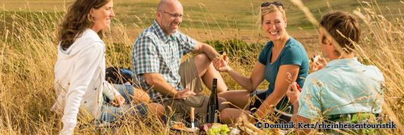Gruppe beim Picknick inmitten von Gräsern - Foto von Dominik Ketz/rheinhessentouristik