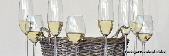 Weingläser vor einem Weidenkorb - Foto von Weingut Bernhard-Räder